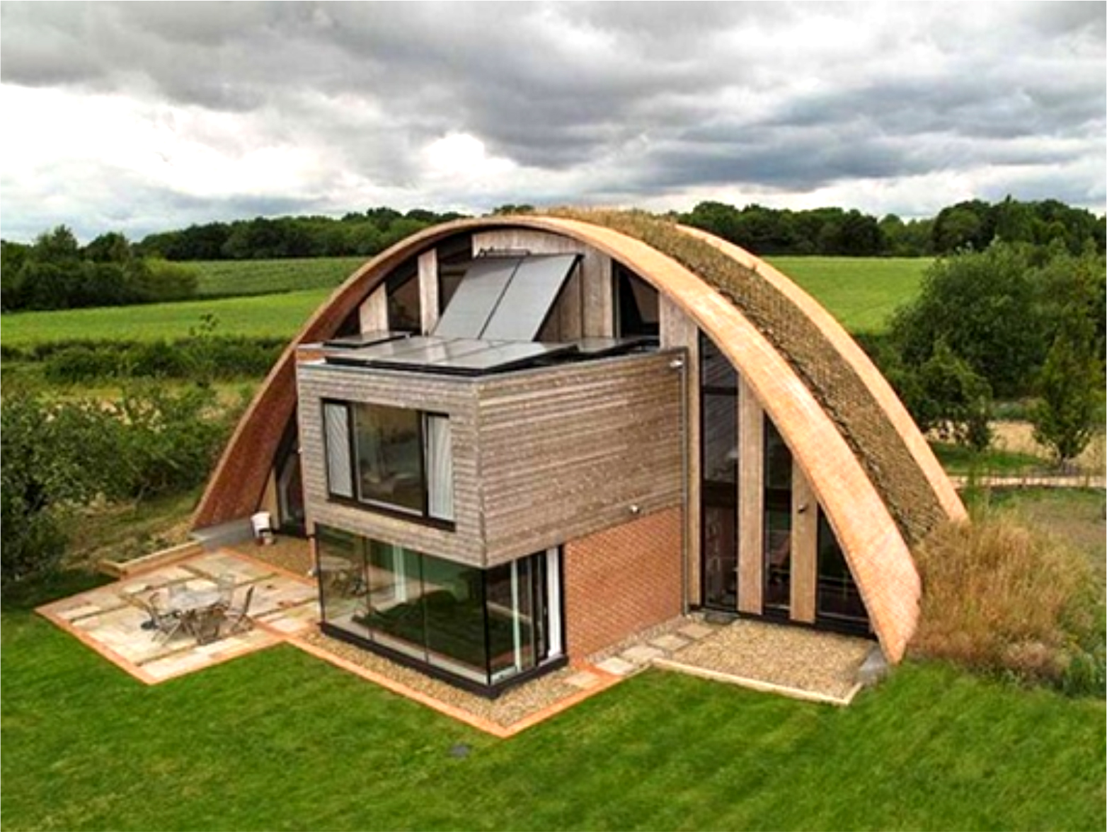 Pasivna hiša v Angliji je obokano zeleno streho -